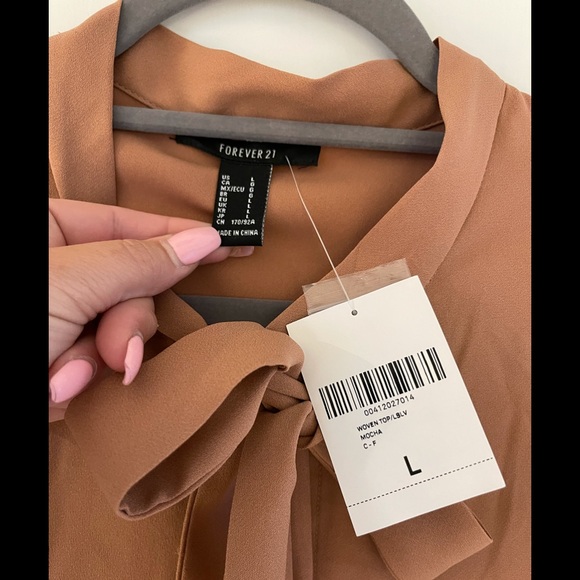 NWT blouse with tie - Picture 2 of 2